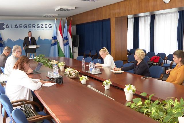 Parkolás, kertvárosi posta - Döntött a közgyűlés