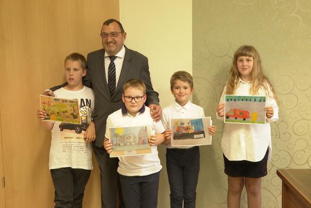 Átadták a Város hősei című rajzpályázat díjait