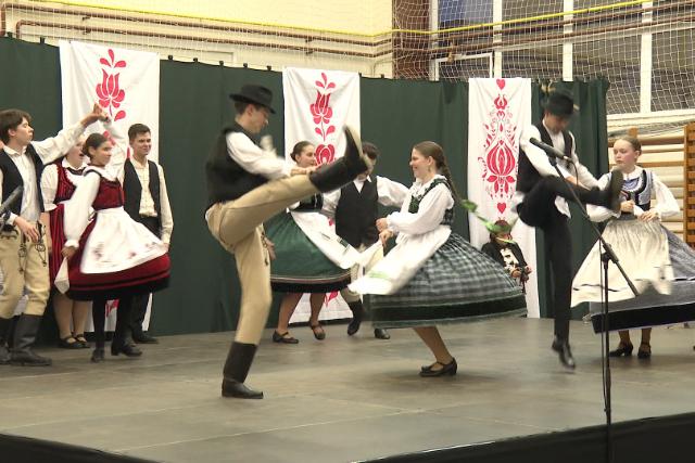 Műsoros estet tartottak az Eötvös József Általános Iskolában