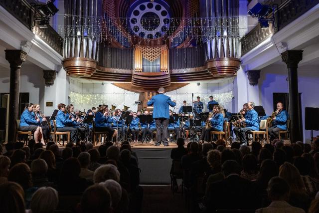 Telt ház előtt köszöntötte az új évet a zalaegerszegi fúvószenekar